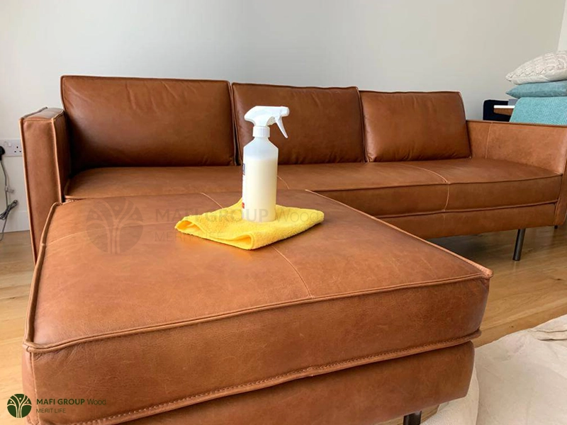 نحوه صحیح پاک کردن لکه‌های مبل چرم